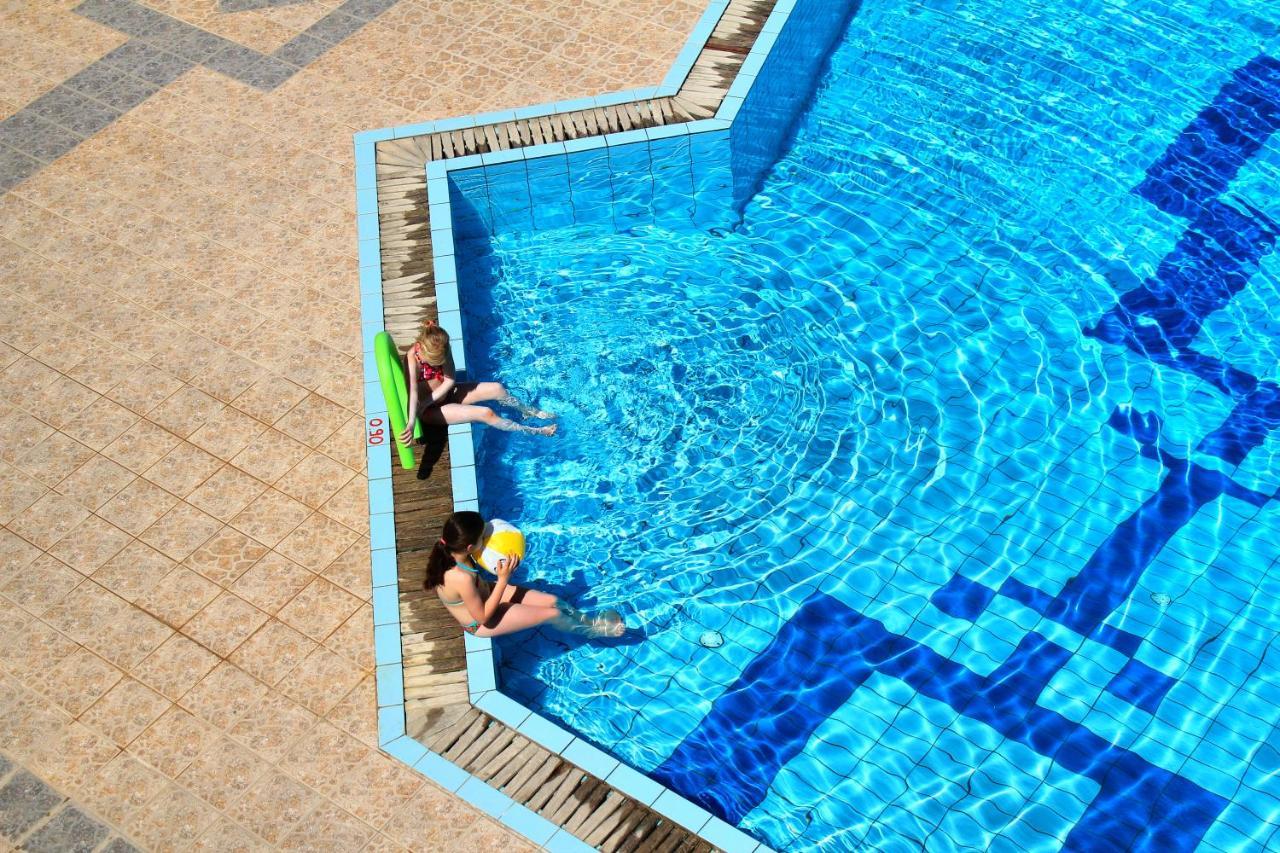 Alkionis Beach Hotel Apartments Sfáka Eksteriør bilde